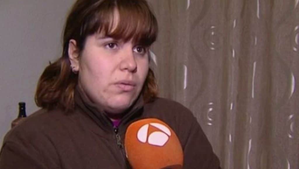 Aquí tienen a esta joya de mujer catalana amancebada con esa "cosa" que es el padre de su hijo. 