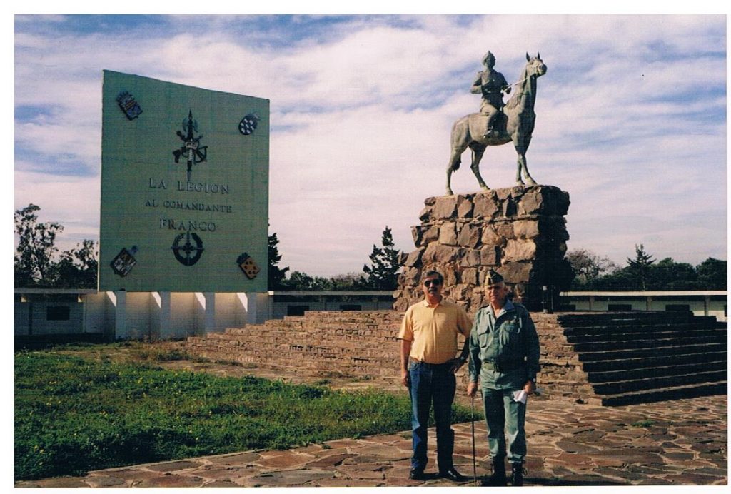 Enrique de Vivero junto a un coronel de la Fuerza Aérea argentina, bajo la estatua ecuestre del fundador de La Legión, Francisco Franco.