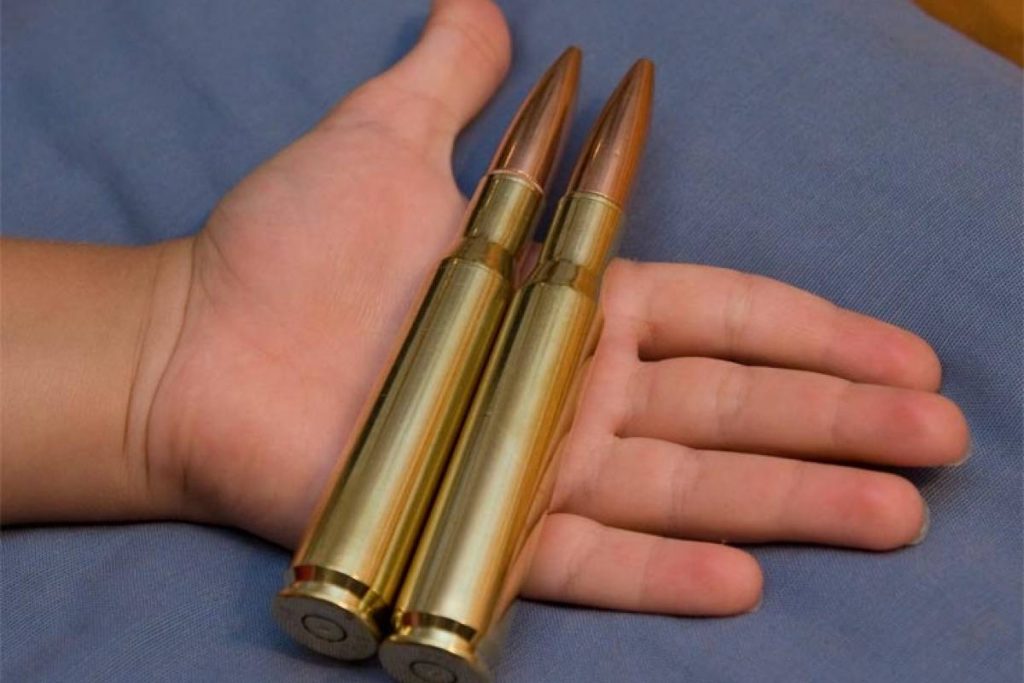 Munición del calibre .50, como la usada por el rifle Barrett que aparece en la noticia.