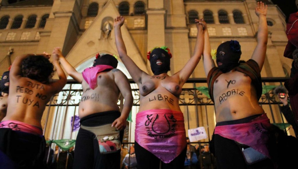 Naomí Wolf llegó a afirmara que la relación heterosexual es una violación, y que el lesbianismo es la condición natural de la mujer