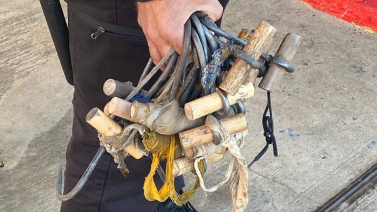 Garfios que portaban los ilegales que han asaltado la valla de Melilla.