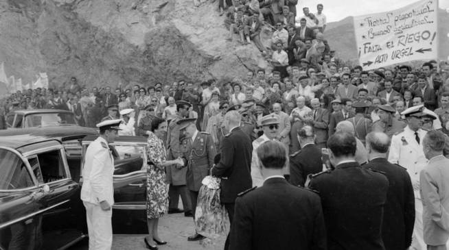 Franco, inaugurando el pantano de Oliana, en Lérida. (José Demaría Vázquez, Campúa)