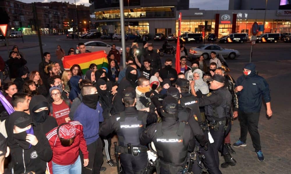 Maleantes antifascistas atacan a miembros del CNP