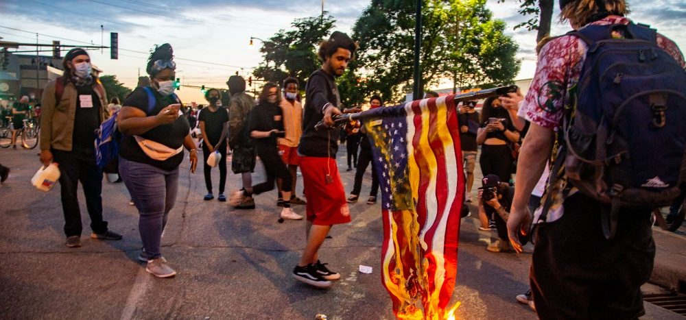 El equipo de Biden pagó las fianzas de manifestantes violentos detenidos en los disturbios de Mineapolis