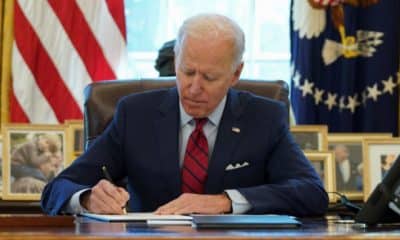 El presidente de Estados Unidos, Joe Biden, firma las órdenes ejecutivas que refuerzan el acceso a la asistencia sanitaria asequible en la Casa Blanca, en Washington, Estados Unidos, el 28 de enero de 2021. (REUTERS/Kevin Lamarque)