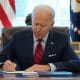 El presidente de Estados Unidos, Joe Biden, firma las órdenes ejecutivas que refuerzan el acceso a la asistencia sanitaria asequible en la Casa Blanca, en Washington, Estados Unidos, el 28 de enero de 2021. (REUTERS/Kevin Lamarque)