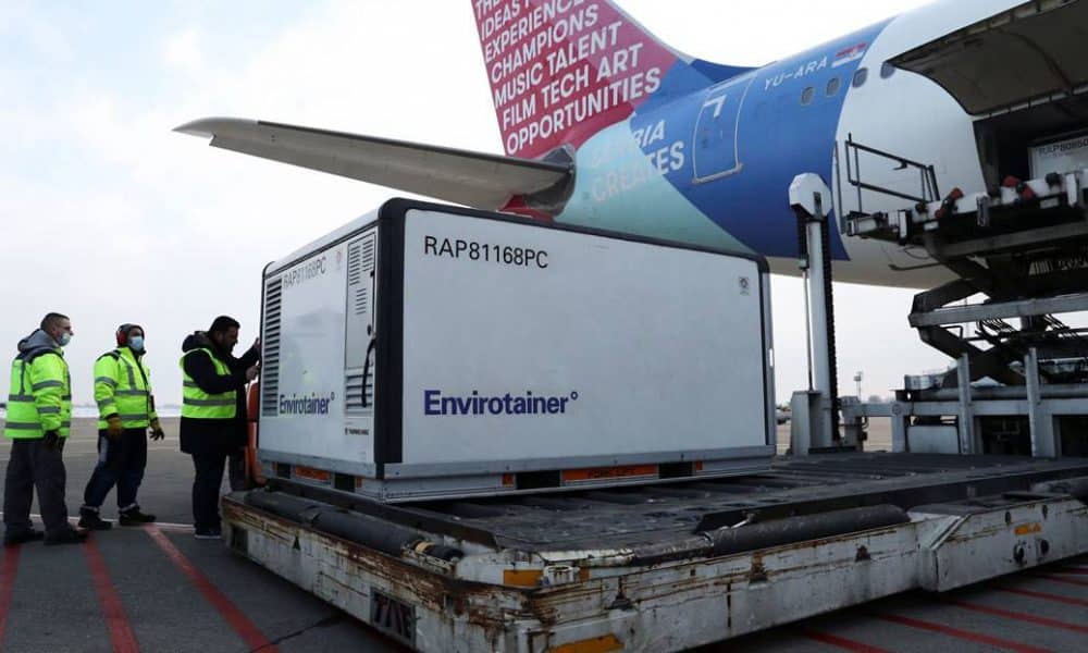 Un avión con vacunas contra el coronavirus aterriza en el aeropuerto de Belgrado (Serbia) el 16 de enero de 2021. Foto: Marko Djurica / Reuters
