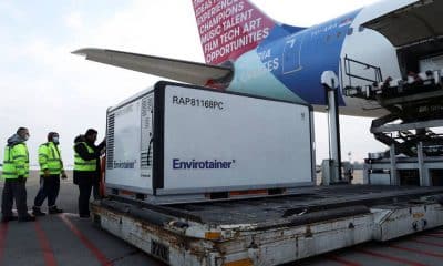 Un avión con vacunas contra el coronavirus aterriza en el aeropuerto de Belgrado (Serbia) el 16 de enero de 2021. Foto: Marko Djurica / Reuters