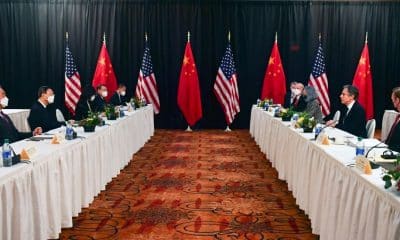 Hubo un "fuerte olor a pólvora" cuando diplomáticos chinos y estadounidenses se reunieron el pasado día 18 en Anchorage (Alaska), según Zhao Lijian, del Ministerio de Exteriores de China. Pólvora es una de las palabras que utiliza Pekín cuando quiere que los demás sepan que esté pensando en la guerra. En la imagen (Frederic J. Brown/Pool/AFP, vía Getty Images), diplomáticos chinos y norteamericanos se reúnen en el Hotel Capitán Cook de Anchorage.