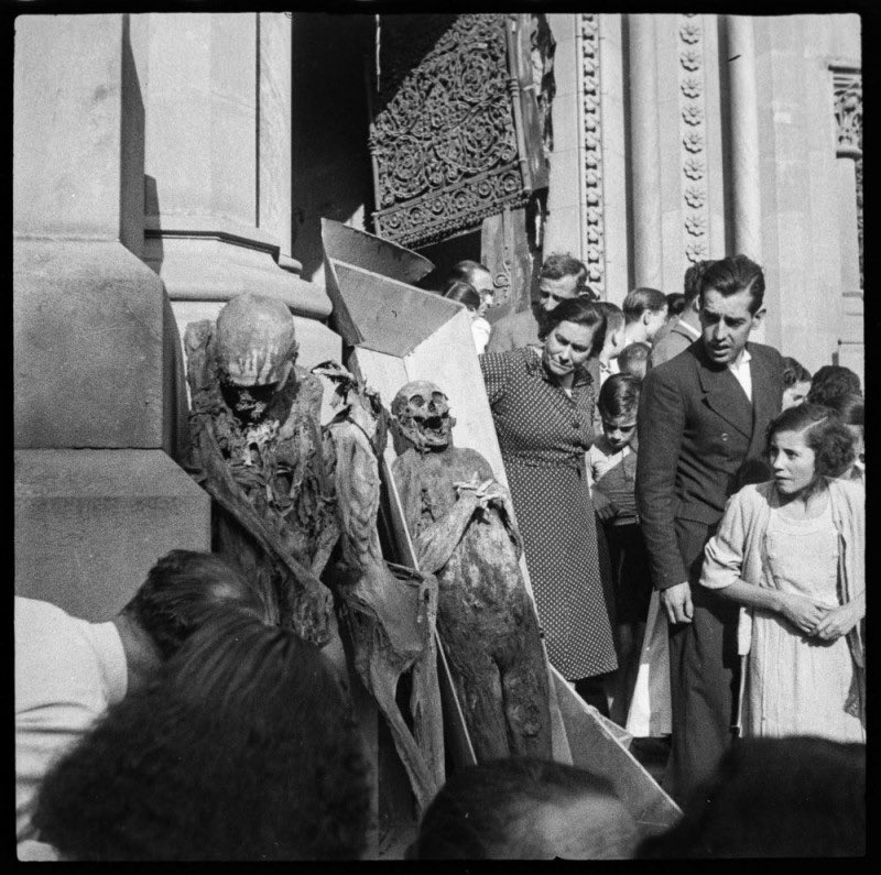 [Exhibición de las momias de las monjas, convento de las Salesas], Paseo de Sant Joan, Barcelona, julio de 1936.