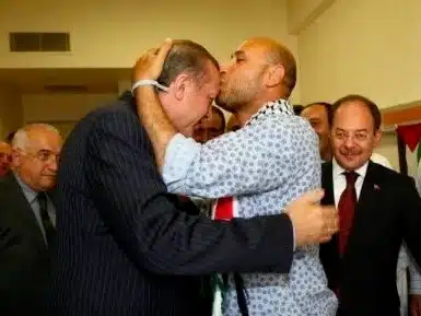 El yihadista Mahdi al-Harati –aquí lo vemos besando en la frente ‎al presidente turco Erdogan– fue uno de los principales organizadores de la Flotilla de la ‎Libertad por Gaza y después fue sucesivamente cuadro del Grupo Islámico Combatiente ‎en Libia y del “Ejército Sirio Libre”. Contó con financiamiento de la CIA y fue formado ‎por Francia. ‎