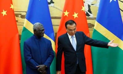 La China comunista se está moviendo en el Pacífico de archipiélago en archipiélago, y pronto el Ejército de Liberación del Pueblo estará a una distancia llamativamente corta de Hawai. El nuevo acuerdo quinquenal de China con las Salomón, sujeto a renovaciones automáticas, permitirá a Pekín utilizar estas islas como base para su Ejército y hacer en buena medida lo que desean sus militares. En la imagen (Thomas Peter/Pool/AFP, vía Getty Images), el primer ministro chino, Li Keqiang, muestra el camino su homólogo de las Salomón, Manasseh Sogavare, en Pekín el 9 de octubre de 2019.