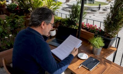 Editor revisando las políticas editoriales para asegurarse de que el contenido sea políticamente correcto