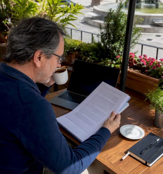 Editor revisando las políticas editoriales para asegurarse de que el contenido sea políticamente correcto