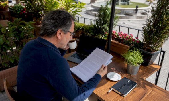 Editor revisando las políticas editoriales para asegurarse de que el contenido sea políticamente correcto