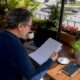 Editor revisando las políticas editoriales para asegurarse de que el contenido sea políticamente correcto
