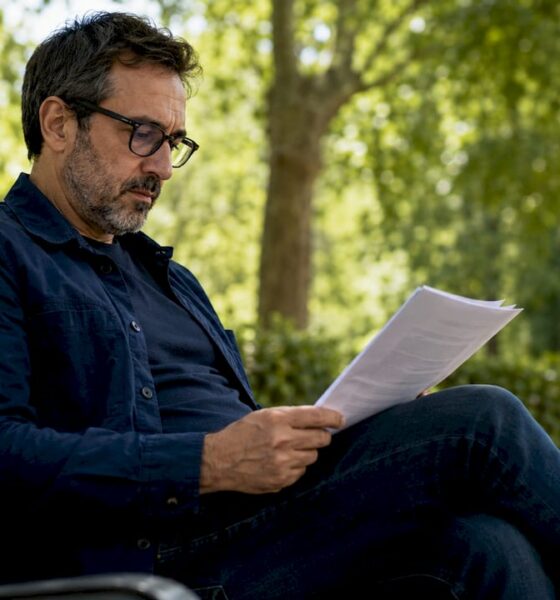 Un periodista español analiza a fondo documentos relacionados con casos de corrupción.