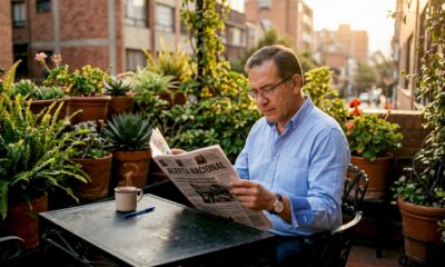 Hombre hojeando un periódico y fijándose en la influencia de la publicidad en los medios