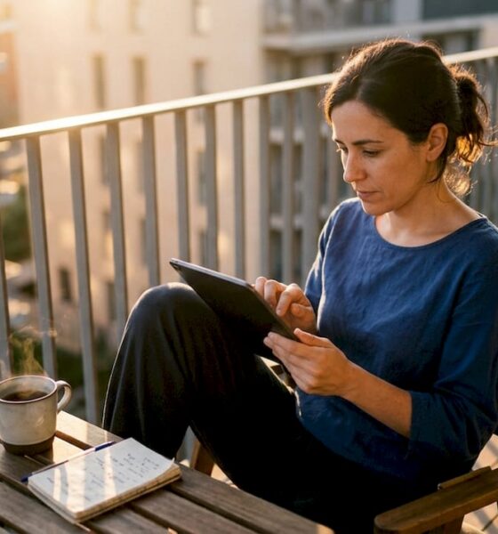 Mujer analizando la veracidad de las noticias que encuentra en internet