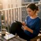 Mujer analizando la veracidad de las noticias que encuentra en internet